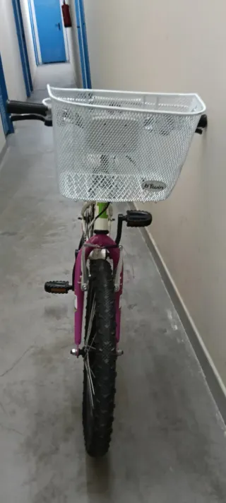 Bici niña 20 con casco y cesta