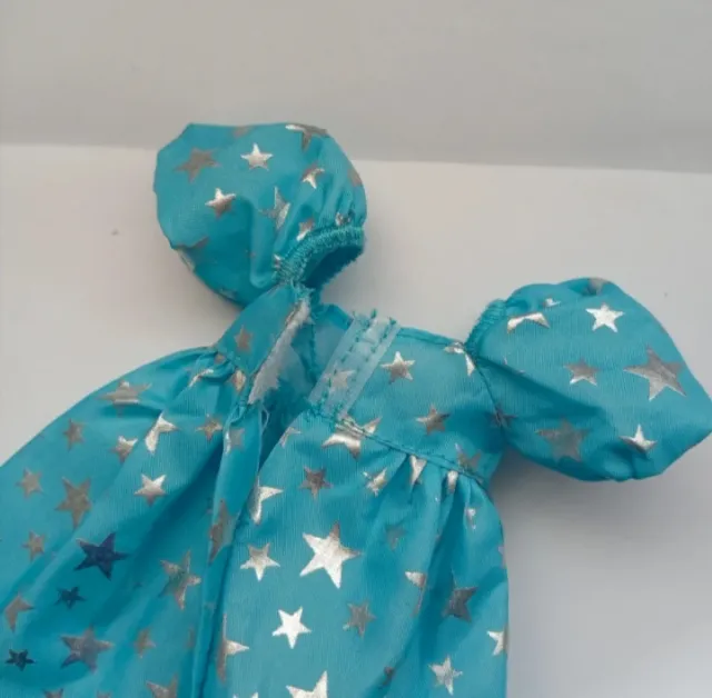 Vestido azul con estrellas plateadas