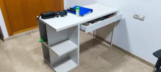 Escritorio blanco con cajón y estanterías