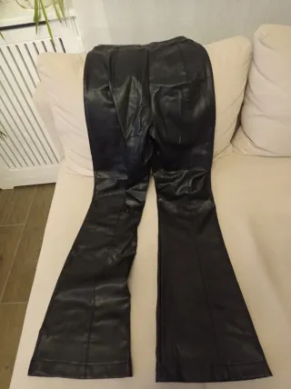 Pantalón efecto piel Pull&Bear Talla S