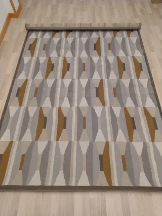 Alfombra geométrica beige y gris