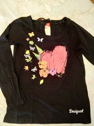 Camiseta Desigual negra con corazón y mariposas