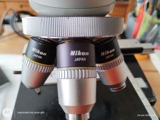 Microscopio óptico con 4 objetivos Nikon