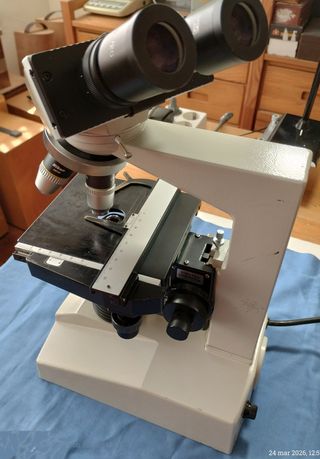 Microscopio óptico con 4 objetivos Nikon