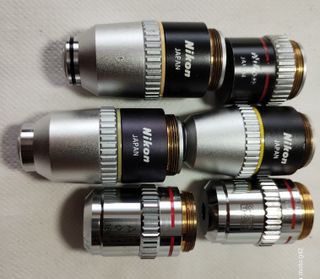 Microscopio óptico con 4 objetivos Nikon