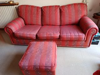 Sofá y otomanas de tela rosa y rojo