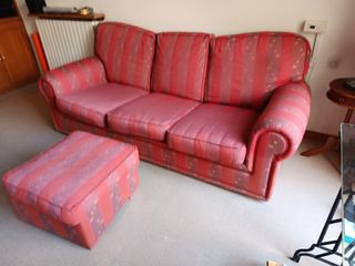 Sofá y otomanas de tela rosa y rojo