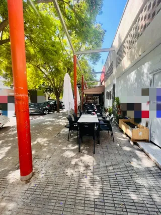 Bar con salida de humos y terraza