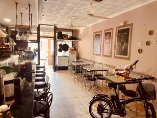 Bar con salida de humos y terraza