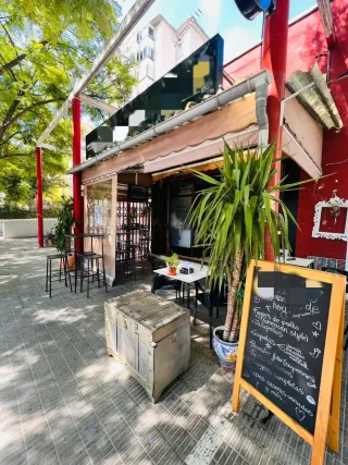 Bar con salida de humos y terraza