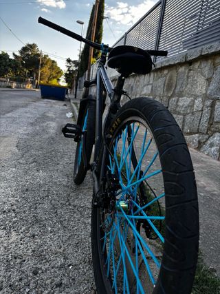 Bici de Stunt Negra Ruedas Azules