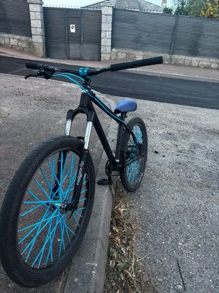 Bici de Stunt Negra Ruedas Azules