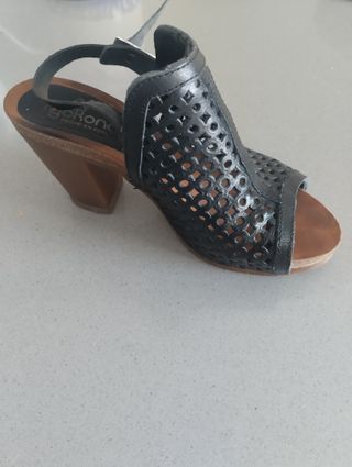 Zapatos de tacón, de piel.