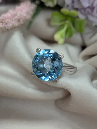 Anillo Oro Blanco Aguamarina y Diamantes