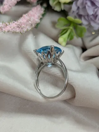 Anillo Oro Blanco Aguamarina y Diamantes