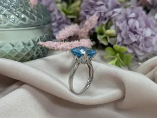 Anillo Oro Blanco Aguamarina y Diamantes