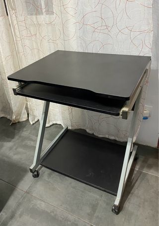 Mesita ordenador con ruedas
