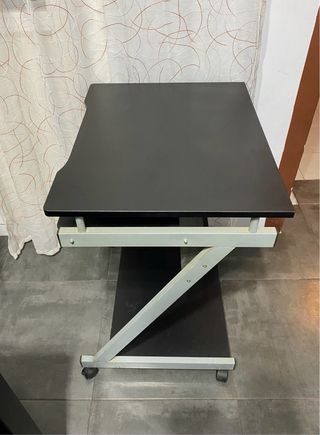 Mesita ordenador con ruedas