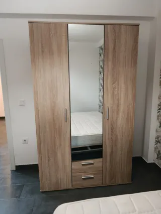 Armario 3 puertas, 2 cajones y espejo