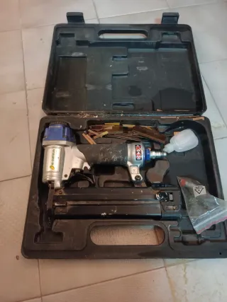 Pistola/ clavadora de puntas neumática