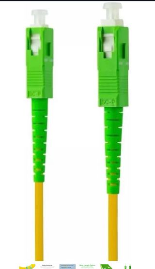 Arreglo de fibra optica y cable de internet.