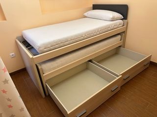 Cama nido con 2 colchones, cajones y bada.
