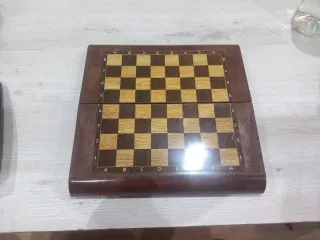 Caja de ajedrez y damas de madera