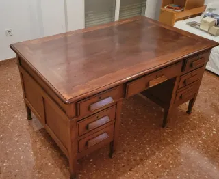 Escritorio antiguo de madera
