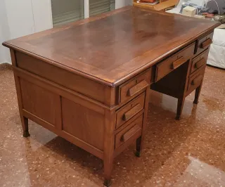 Escritorio antiguo de madera
