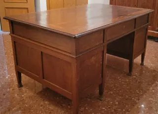 Escritorio antiguo de madera