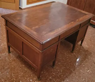 Escritorio antiguo de madera