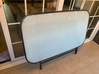 Mesa cristal y 4 Sillas Jardín plegables.