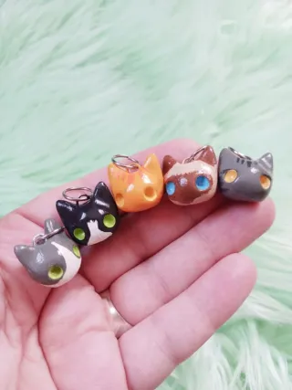 Llaveros artesanales de cerámica