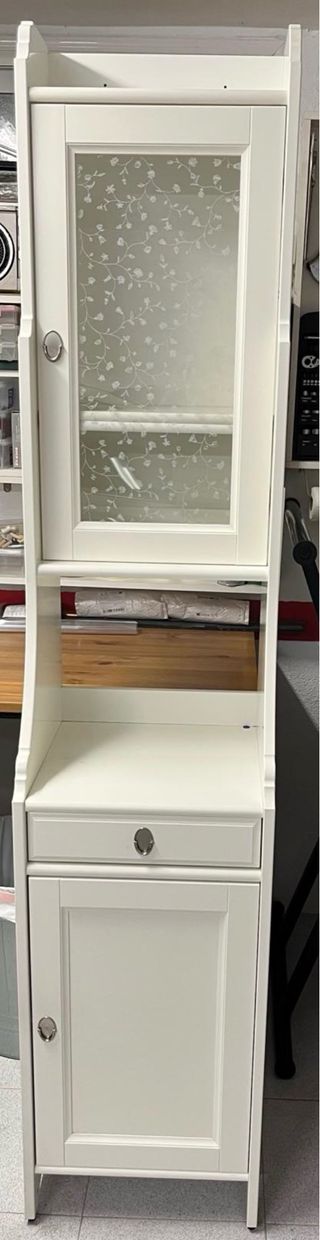 Mueble de baño blanco con puerta de cristal