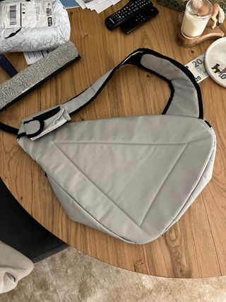 Mochila impermeable gris con bolsillo