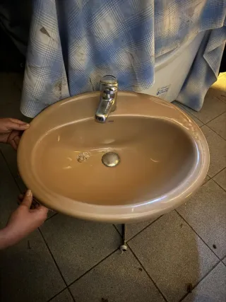 Lavabo de cerámica con grifo