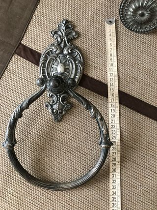 Antiguos toalleros metal repujado