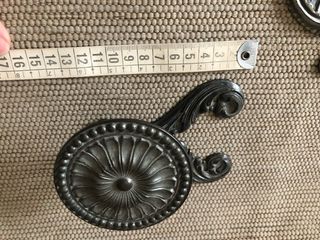 Antiguos toalleros metal repujado