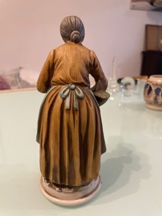 Figura cerámica antigua abuela con polluelos