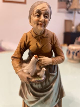 Figura cerámica antigua abuela con polluelos