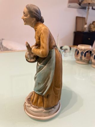 Figura cerámica antigua abuela con polluelos