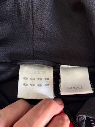 Sudadera Adidas Negra y Roja con Capucha.