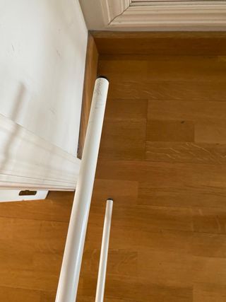 2 Sillas Blancas con cojines beige