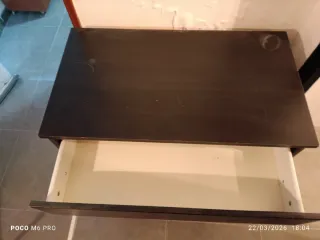 Cómoda pequeña de madera oscura