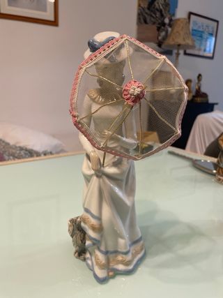 Figura de porcelana mujer con sombrilla y perro