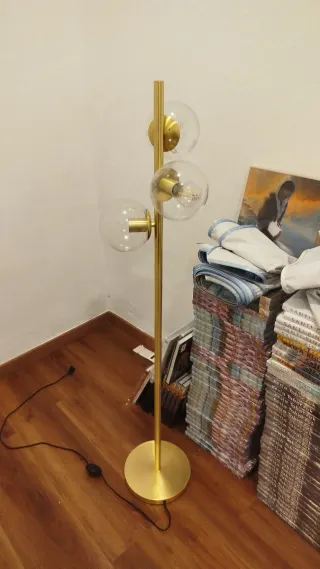 Lámpara de pie dorada con esferas de cristal