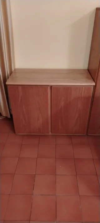 Tavolo, mobile dispensa e sedie in legno