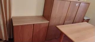 Tavolo, mobile dispensa e sedie in legno