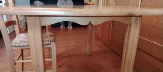 Tavolo, mobile dispensa e sedie in legno