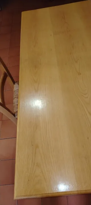 Tavolo, mobile dispensa e sedie in legno